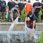 Walikota Jaya Negara Tebar Benih Ikan Di Tukad Beling dan Tukad Wang Bige.