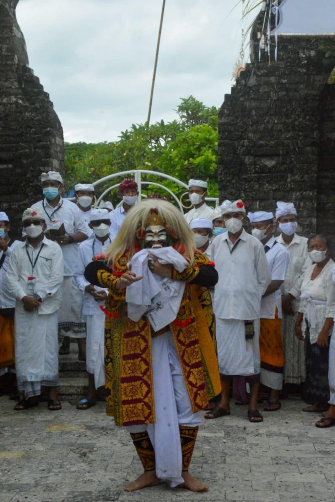 Walikota Jaya Negara Ngayah Nopeng Serangkaian Puncak Karya Panca Wali Krama di Pura Luhur Uluwatu