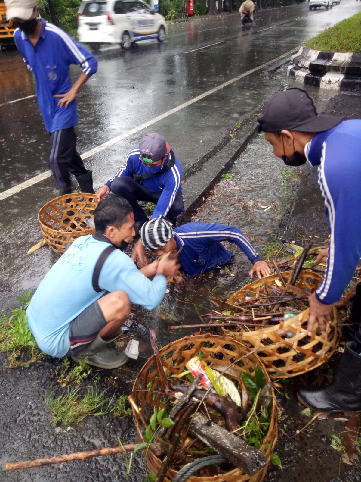 Intensitas Hujan Meningkat, Tim Respon Cepat Berjibaku Tangani Genangan di Beberapa Titik Kota Denpasar