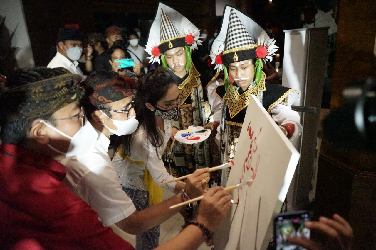 Jaya Negara Buka Pameran Ten Fine Art. Ajak Seniman Tetap Berkarya Dengan Berbasis Akar Kebudayaan