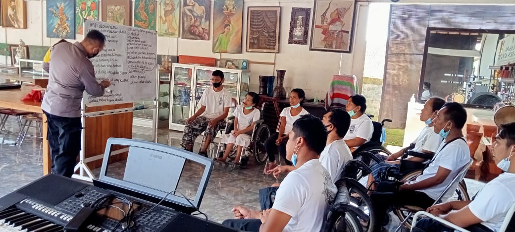 lnspiratif, Bhabinkamtibmas Desa Siangan Ajarkan Penyandang Difabel Baca dan Tulis