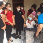 Ny. Antari Jaya Negara Kembali Serahkan Bantuan Kursi Roda dan PMT
