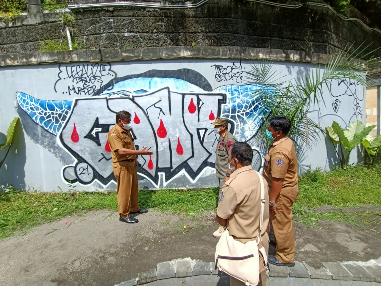 Ditinjau Sekda Alit Wiradana, Mural di Tukad Badung yang Divandal, Akhirnya Dibersihkan Oleh Pemkot Denpasar