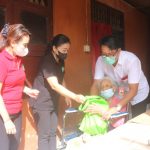 Kunjungi Lansia, Ny. Antari Jaya Negara Serahkan Bantuan Kursi Roda Hingga Masker