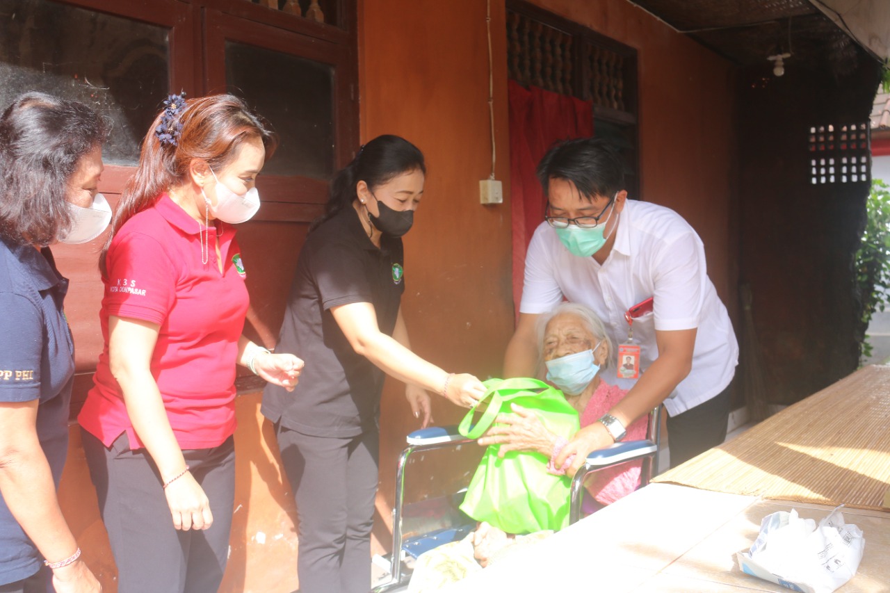 Kunjungi Lansia, Ny. Antari Jaya Negara Serahkan Bantuan Kursi Roda Hingga Masker