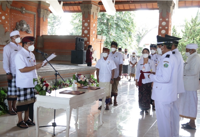 Bupati Tabanan Lantik Perbekel : Ingatkan Tingkatkan Kerjasama dan Gotong Royong