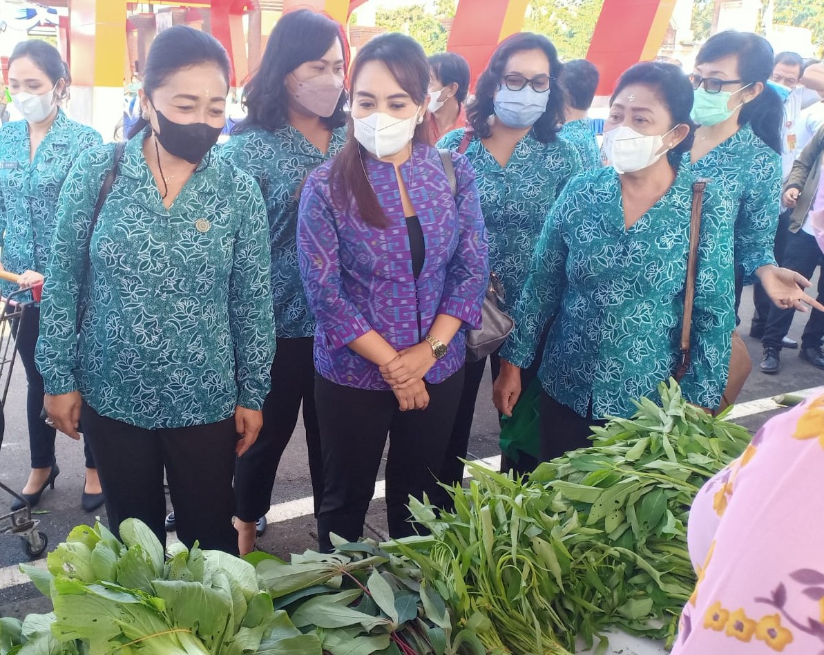 Hadiri Pasar Rakyat, Ketua TP PKK Kota Denpasar Berharap Dapat Membangkitkan Ekonomi Rakyat