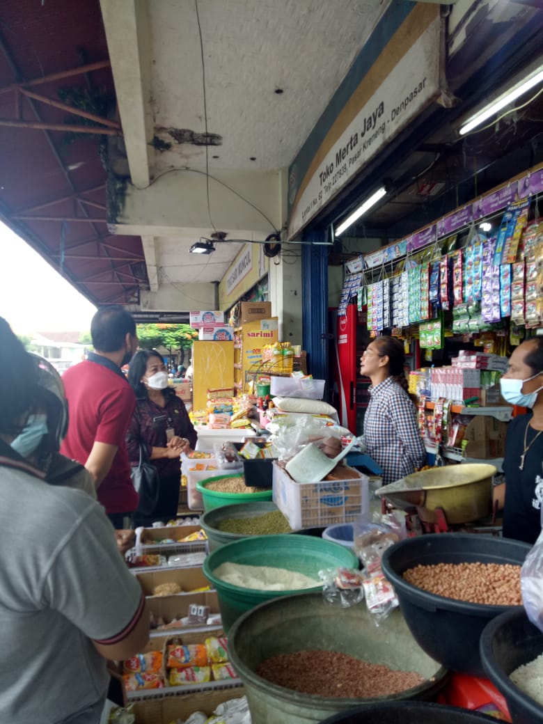 Disperindag Denpasar Monitoring Harga Minyak Goreng di Pasar Tradisional