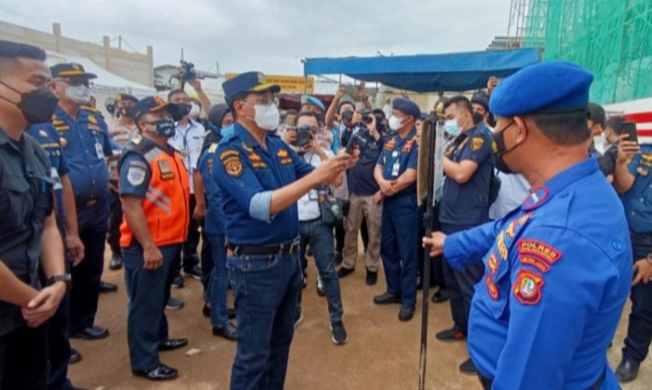 Kunker ke Pelabuhan Kaliadem Muara Angke,Menhub RI  Scan Barcode Peduli Lindungi di Pos Pengawasan ProKes Polres Kep Seribu