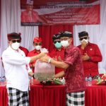 Sukseskan Kampung Keluarga Berkualitas – Gotong Royong, Bupati Tabanan Bagikan 2000 Bibit Ikan