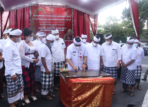 Bupati Tabanan Apresiasi Ngenteg Linggih Krama Adat Dauh Pala-Pengabetan Tabanan