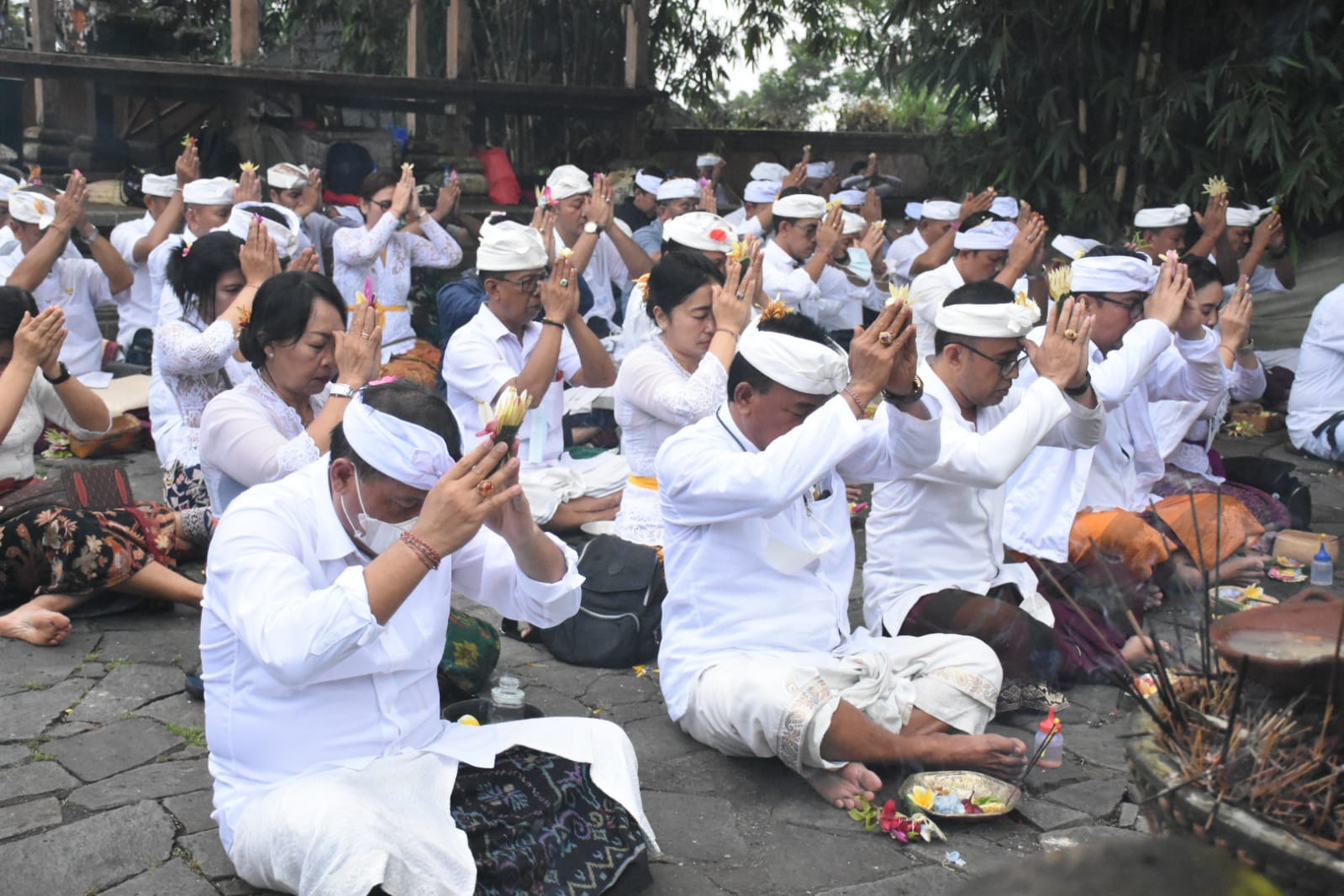 Serangkaian Hut ke 234 Kota Denpasar.Jaya Negara – Arya Wibawa Pimpin Persembahyangan Bersama di Pura Lempuyang Luhur.