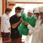 Bersinergi Dengan BPD Bali.Pemkot Denpasar Serahkan Bantuan Sembako dan Prasana Prokes Kepada Pemangku Pura Amongan Denpasar