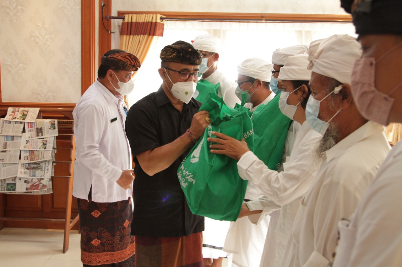 Bersinergi Dengan BPD Bali.Pemkot Denpasar Serahkan Bantuan Sembako dan Prasana Prokes Kepada Pemangku Pura Amongan Denpasar