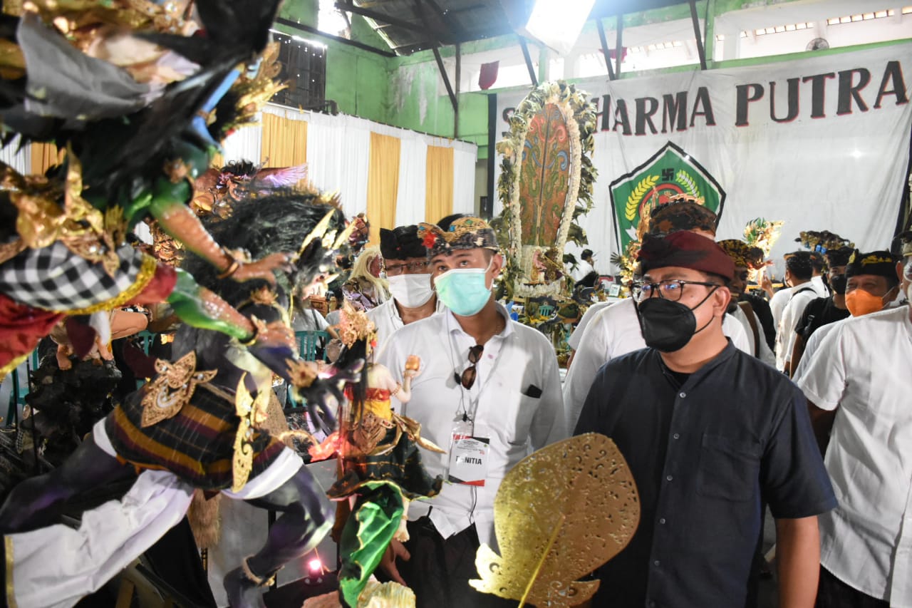 Wawali Arya Wibawa Serahkan Piala Bergilir Lomba Ogoh-Ogoh Mini Banjar Beraban