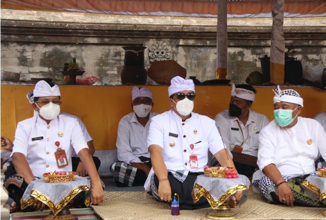 Bupati Tabanan Ucap Syukur di Pura Desa dan Pura Dalem Desa Adat Kota Tabanan