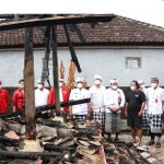 Bupati Tabanan Berbagi Kasih Kunjungi Korban Kebakaran di Gubug Belodan