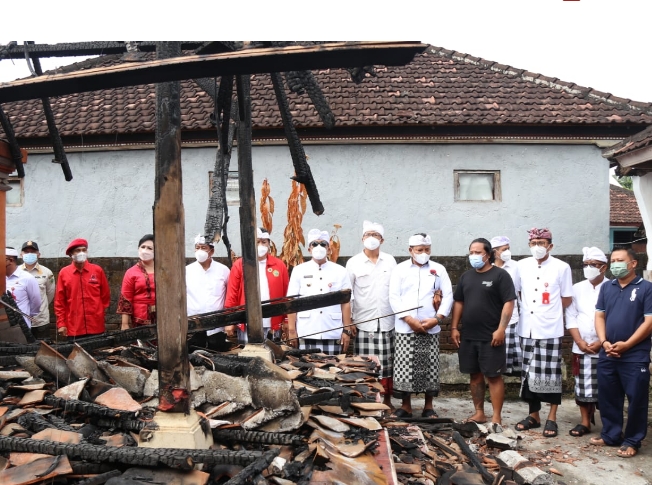 Bupati Tabanan Berbagi Kasih Kunjungi Korban Kebakaran di Gubug Belodan