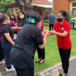 Ny. Sagung Antari Jaya Negara Serahkan Bantuan Voucher Belanja Kepada Kader PKK Se Kota Denpasar