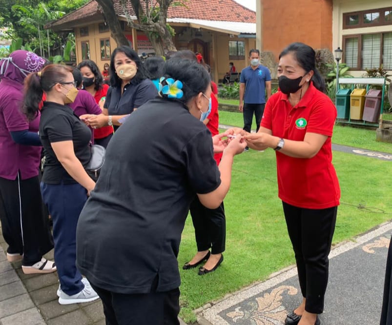 Ny. Sagung Antari Jaya Negara Serahkan Bantuan Voucher Belanja Kepada Kader PKK Se Kota Denpasar