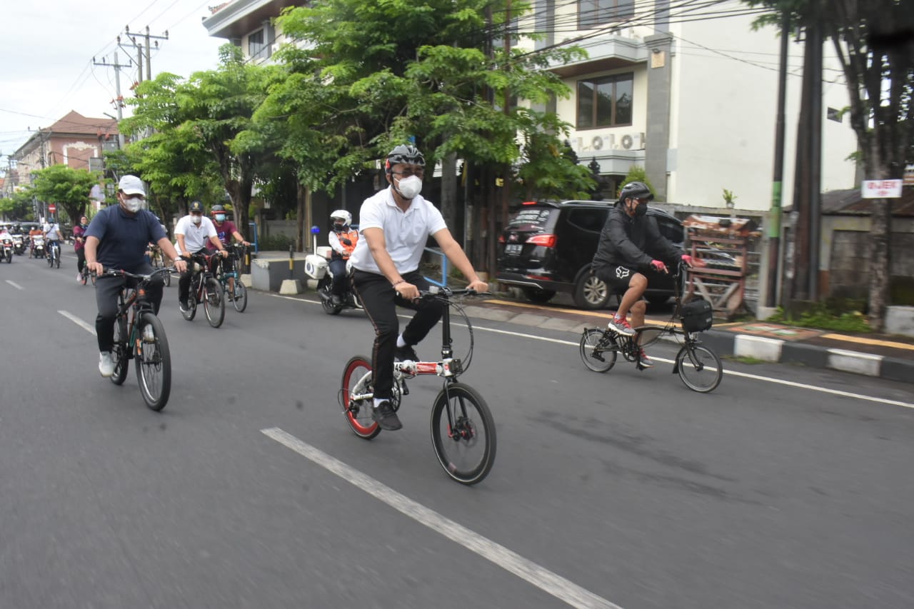Hadiri Hut Ke-22 Ombudsman RI Perwakilan Bali. Jaya Negara Tanam Pohon dan Gowes Napak Tilas Bersama