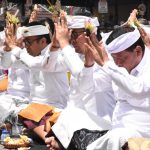 Jajaran Pemkot Denpasar Ngaturang Bhakti Penganyar Karya Pujawali Ngusaba Kedasa di Pura Ulun Danu Batur