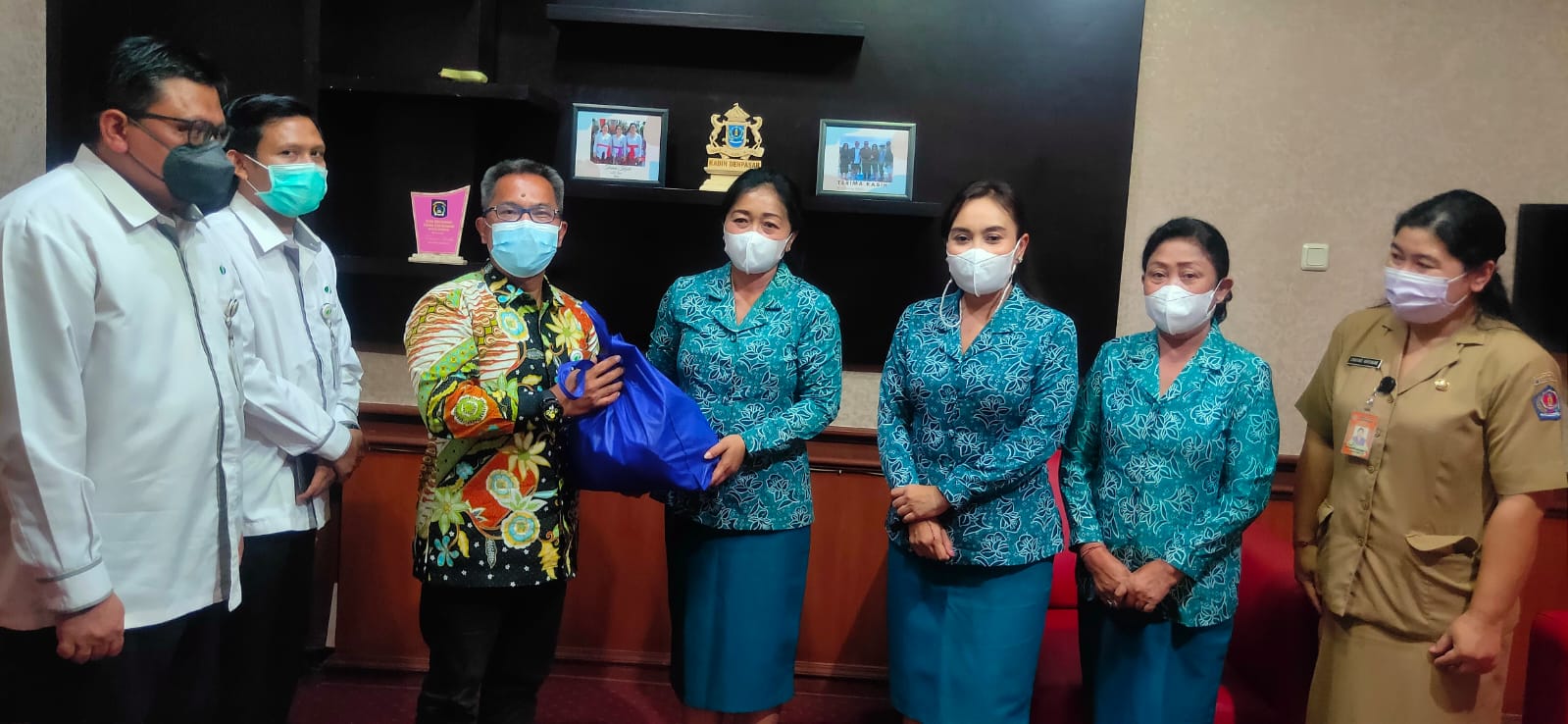 TP PKK Denpasar Terima 100 Paket Sembako Dari BPJS Ketenagakerjaan Bali Denpasar. Segera Didistribusikan Kepada Masyarakat.