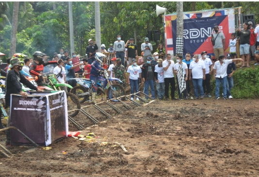 Harapkan Menjadi Event Tahunan, Sekda Adi Arnawa Dukung Kejurda Kroya Grasstrack dan Motocross Abiansemal 2022