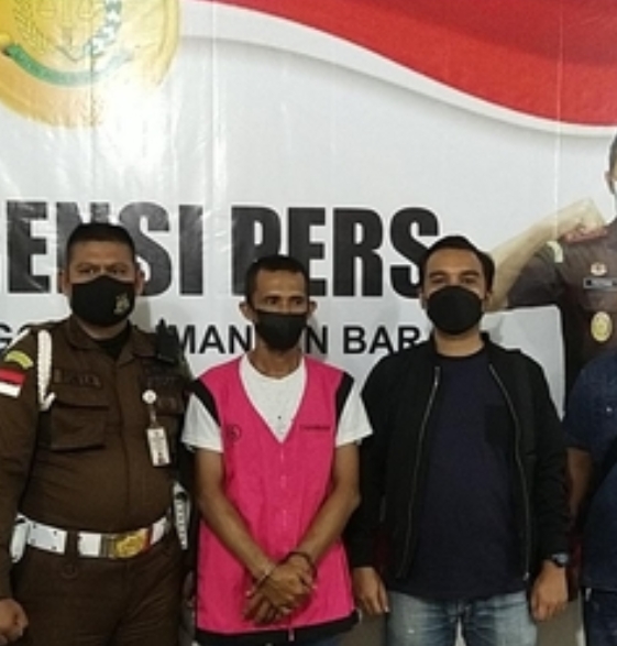 Tim Tabur  Kejati Kalbar  Tangkap  Buronan DPO 6 Th  Muksin Syech M Zein