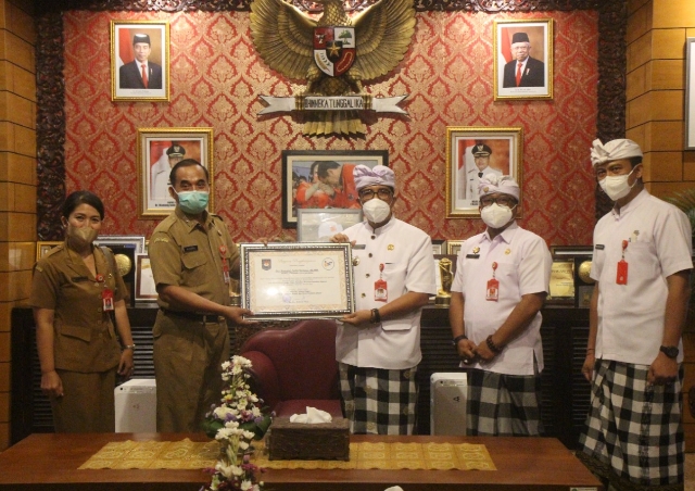 Bupati Tabanan Menerima Penghargaan Gugus Tugas GNRM Dari Kemendagri