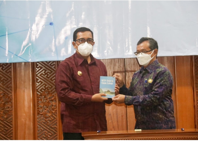 Bupati Tabanan Menghadiri Penyerahan LKPD TA 2021 Provinsi Bali dan Kabupaten/Kota se-Bali