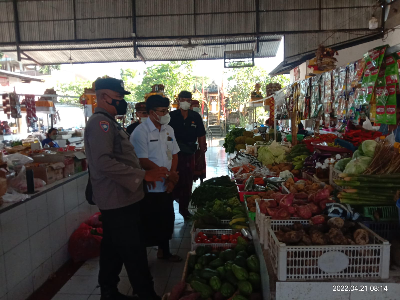 Cegah Kelangkaan Bahan Pokok Dan Kenaikan Harga Menjelang Udul Fitri, Kecamatan Dentim Pantau Pasar Tradisional Desa Adat Penatih Dan Pasar Waringin Sari Desa Adat Anggabaya