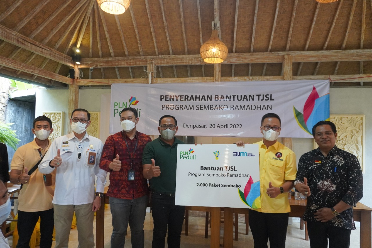 PLN Salurkan Bantuan 2000 Paket Sembako Kepada Masyarakat Terdampak Covid – 19 di Badung