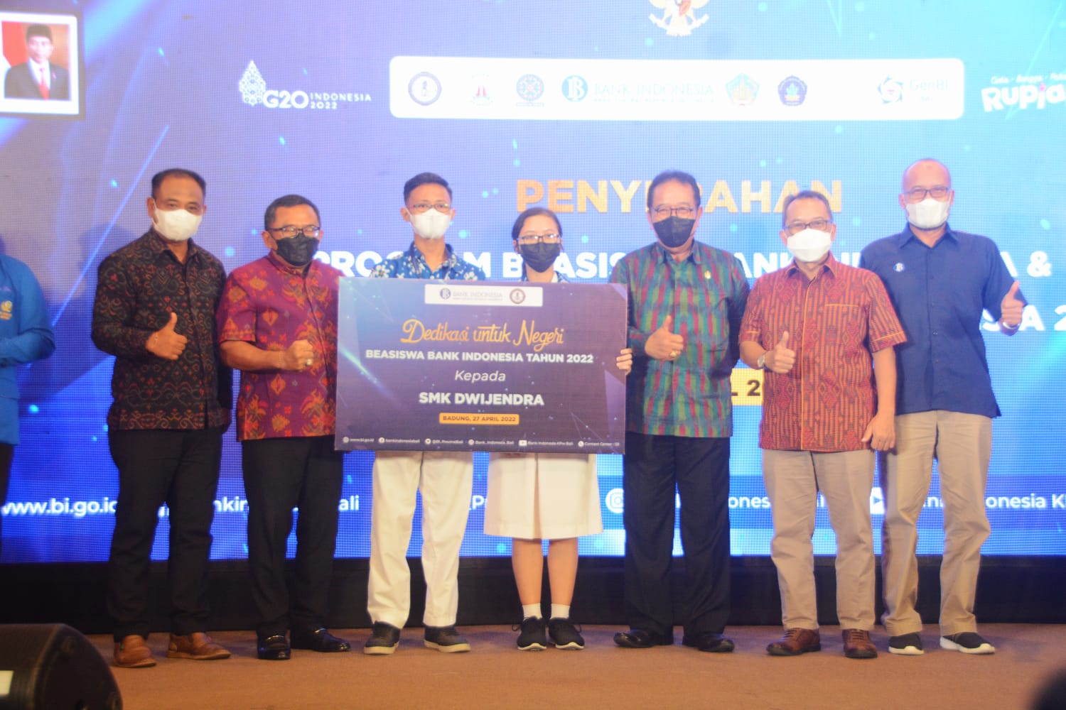 Serahkan Beasiswa BI 2022, Wagub Cok Ace Ajak Generasi Muda Bersiap Pada Transformasi Menuju Bali Era Baru