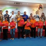 Hakim Setiawan Kepala Kantor Pegadaian Wilayah VII Denpasar serahkan bantuan 4424 Paket Sembako untuk Yayasan Tungked Werdha Bali
