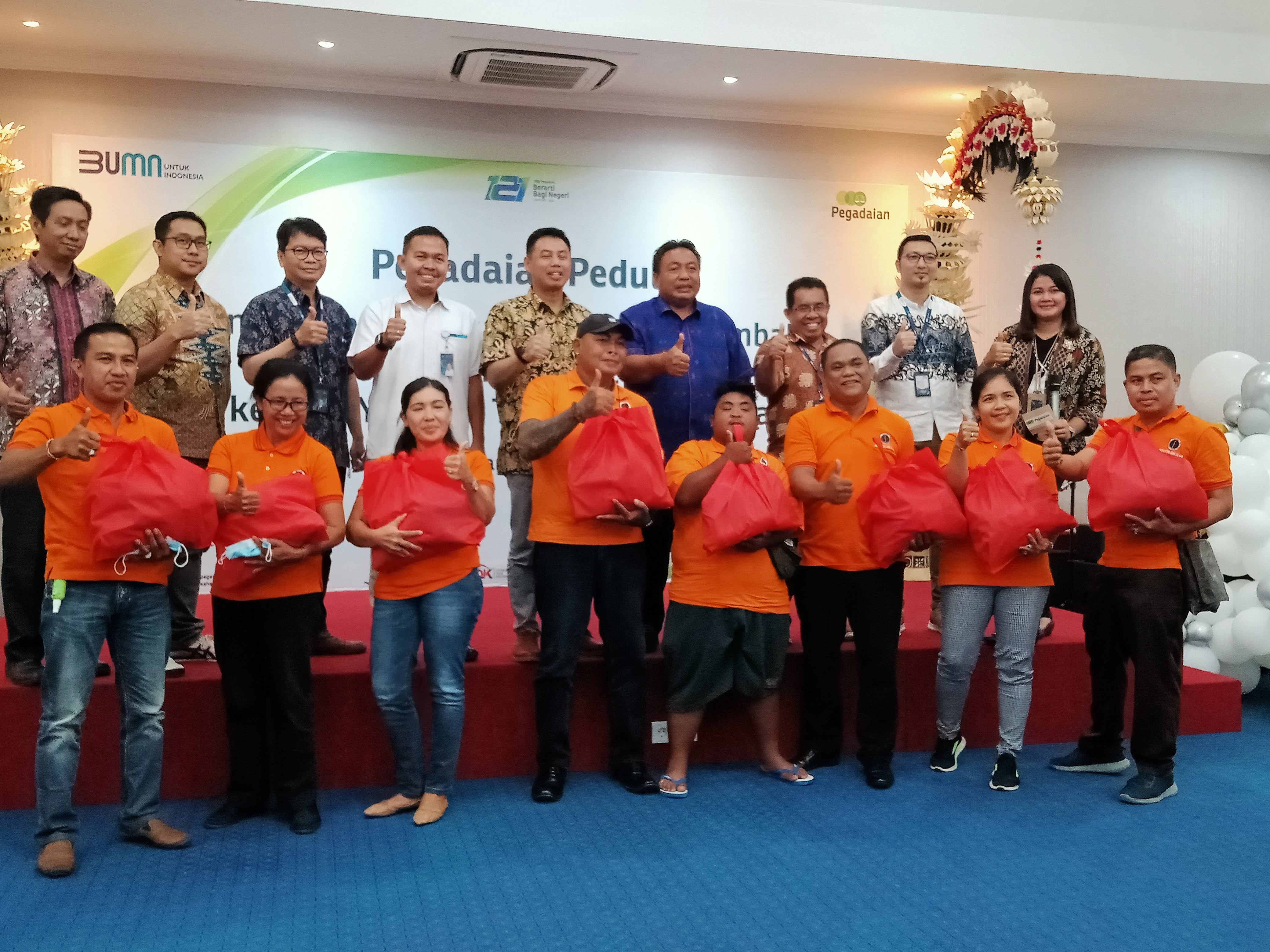 Hakim Setiawan Kepala Kantor Pegadaian Wilayah VII Denpasar serahkan bantuan 4424 Paket Sembako untuk Yayasan Tungked Werdha Bali