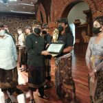Wakil Walikota Arya Wibawa Serahkan Hadiah Pemenang Lomba Ogoh-ogoh Pasikian Yowana Denpasar