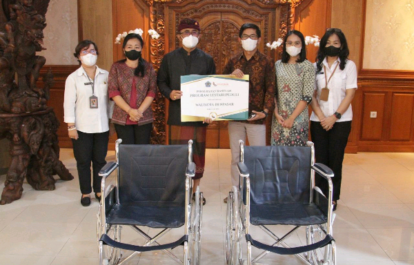 Walikota Jaya Negara Terima Bantuan Kursi Roda dari PT. BPR Lestari