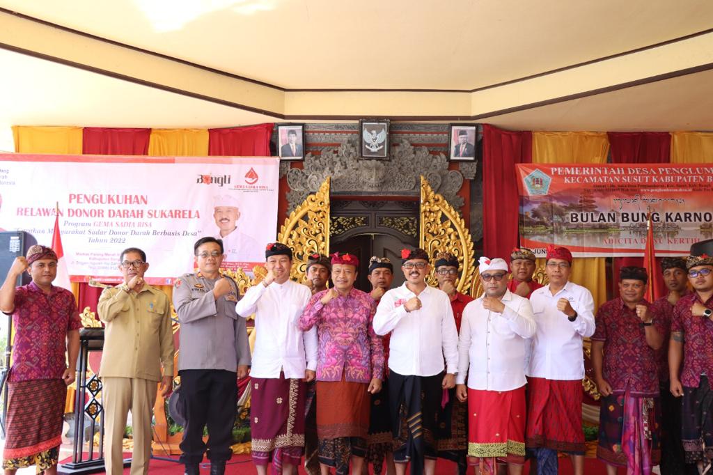 Wabup  Wayan  Diar  Kukuhkan   Relawan  Donor  Darah  Sukarela  di  Desa  Penglumbaran Susut