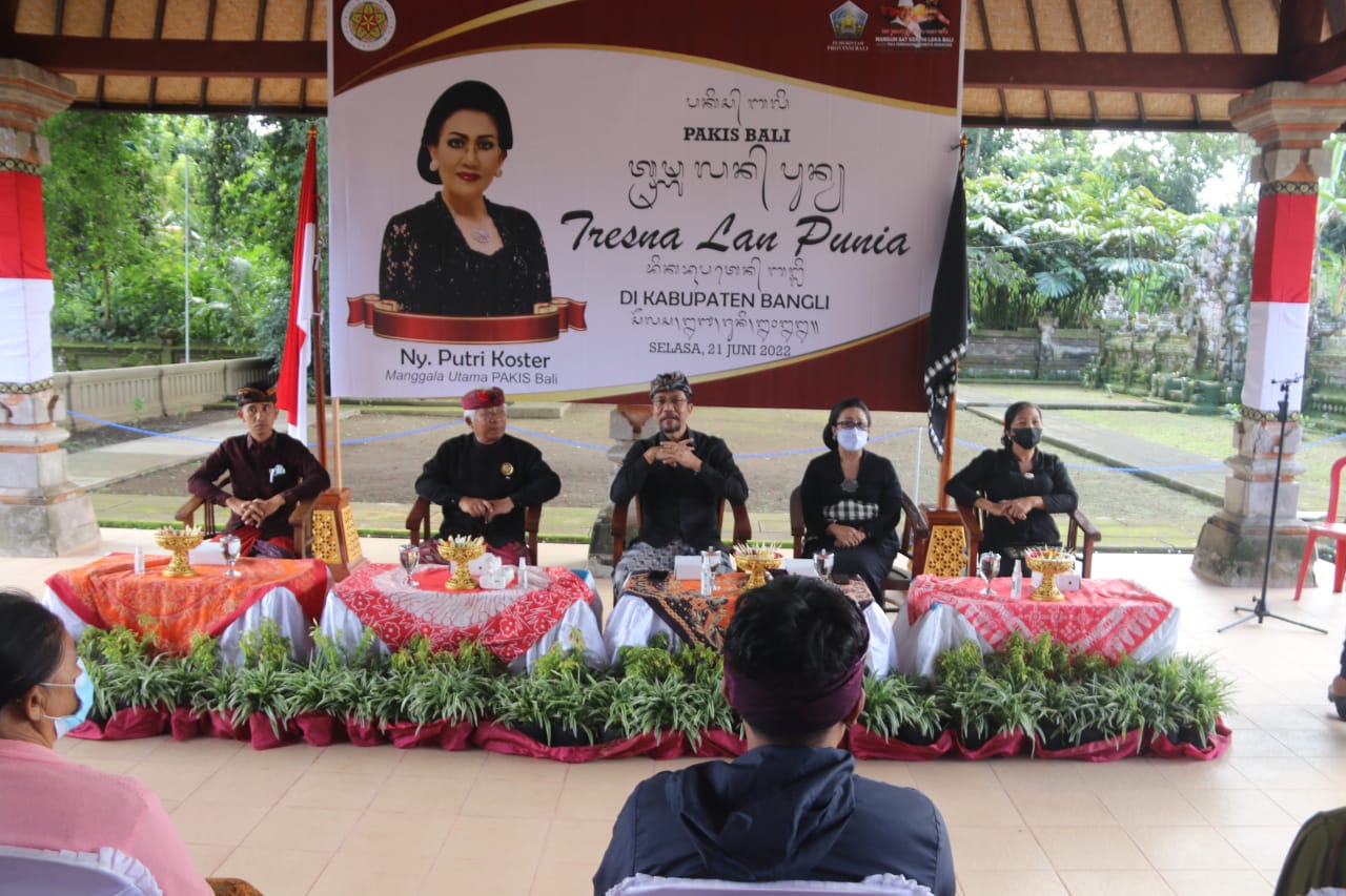 Paiketan Krama Istri (Pakis) , Bali Gelar Aksi Sosial Untuk Warga Kab. Bangli di Desa Penglipuran