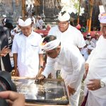 Gubernur  Koster Bersama  Walikota Denpasar Jaya Negara Mendem Pedagingan di Pura Payogan Agung dan Pura Taman Beji, Segara Rupek di Kab.Buleleng