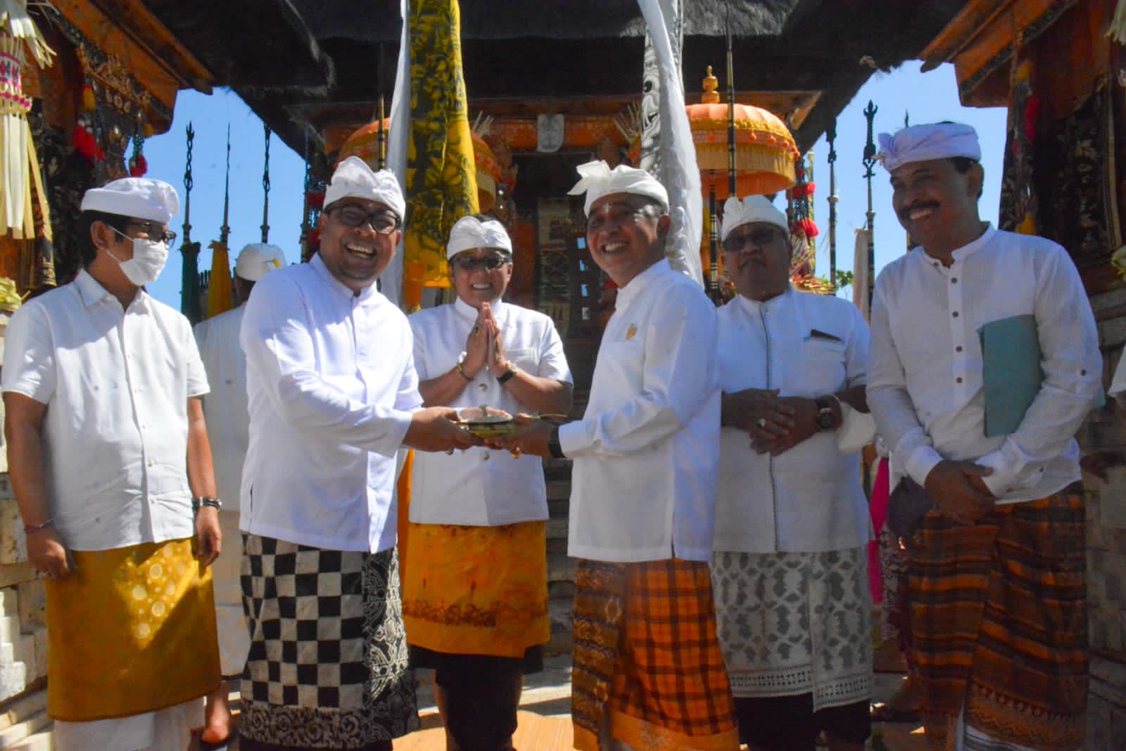 Wawali Arya Wibawa ‘Ngaturang Bhakti Pujawali’ di Pura Luhur Uluwatu