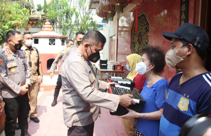 Serangkaian HUT ke-76 Bhayangkara, Kapolda Metro Jaya Hadiri Giat Baksos Religi dan Salurkan Bansos