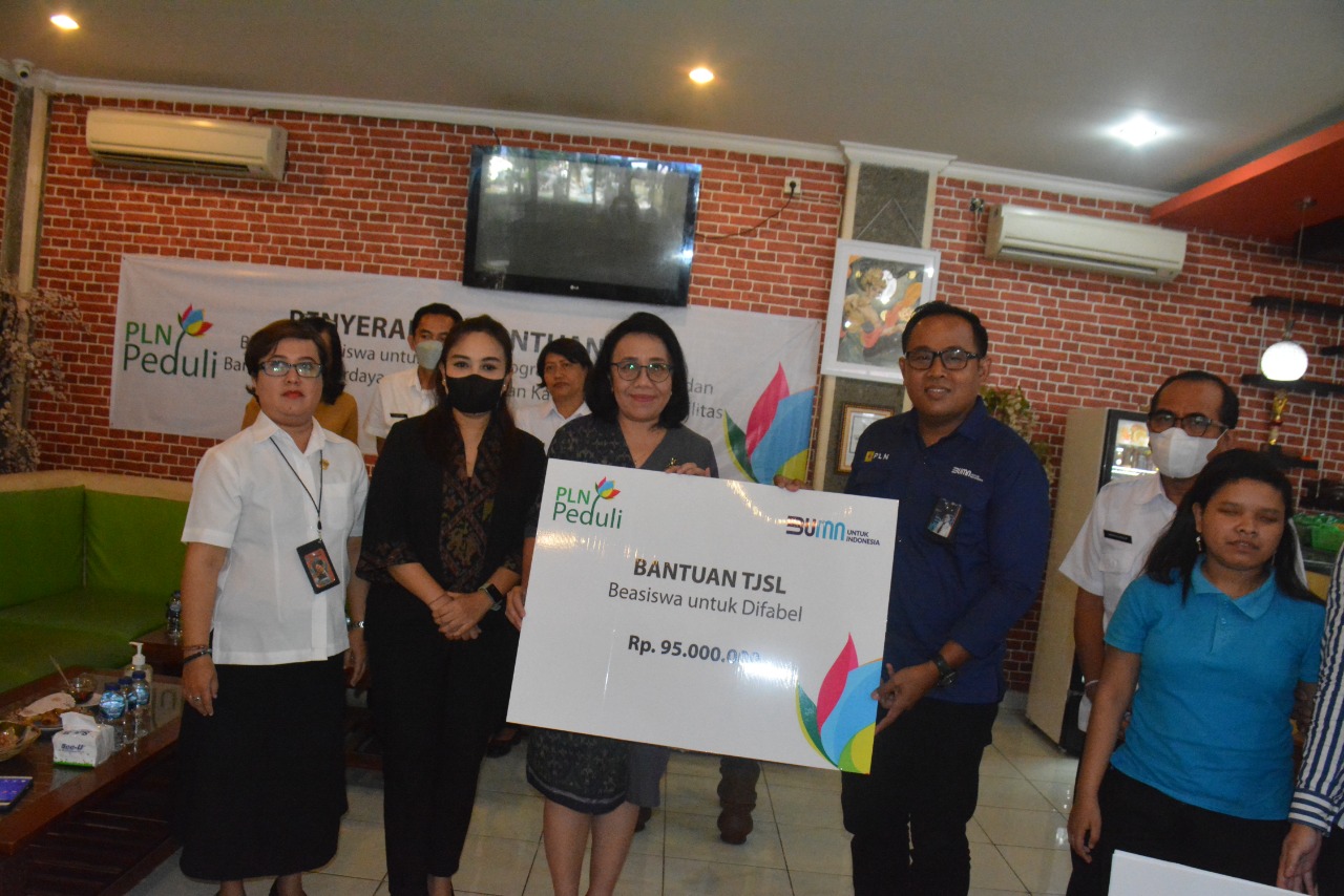 PT. PLN UID Bali Menyerahkan Bantuan TJSL di Saksikan Ny. Ayu Kristi Arya Wibawa 