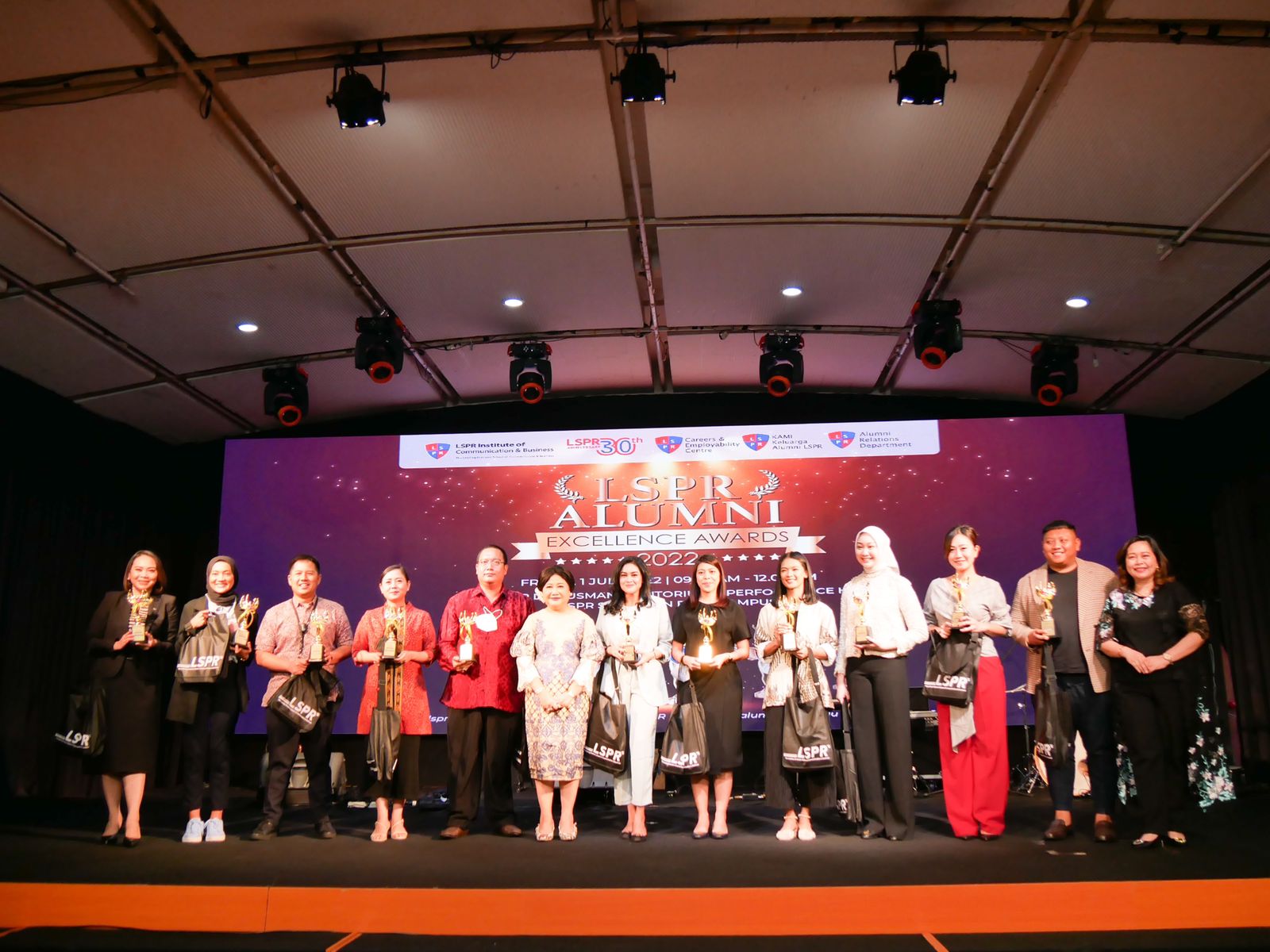 Memperingati Hari Jadi, LSPR Institute memberikan apresiasi kepada alumni berprestasi