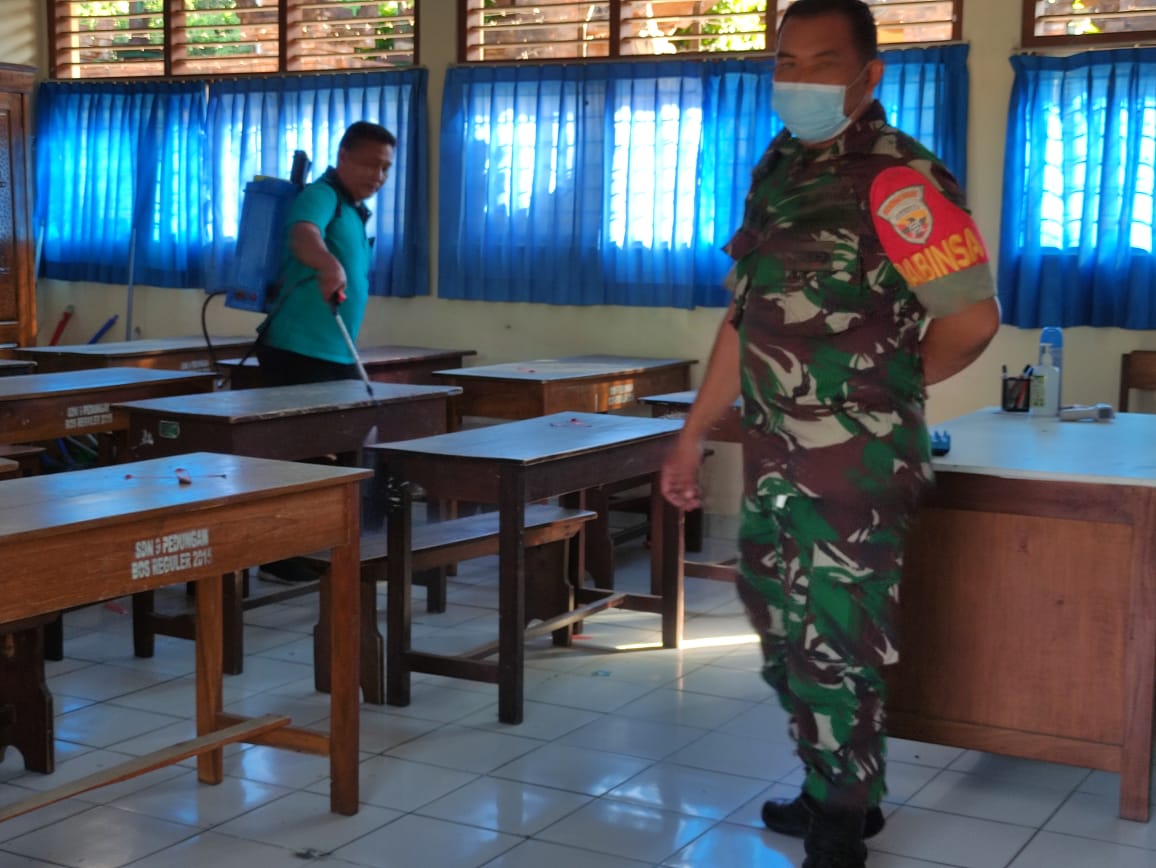 Jelang Pembelajaran Tatap Muka Desa Pemogan Lakukan Penyemprotan Eco Enzym Di Sekolah