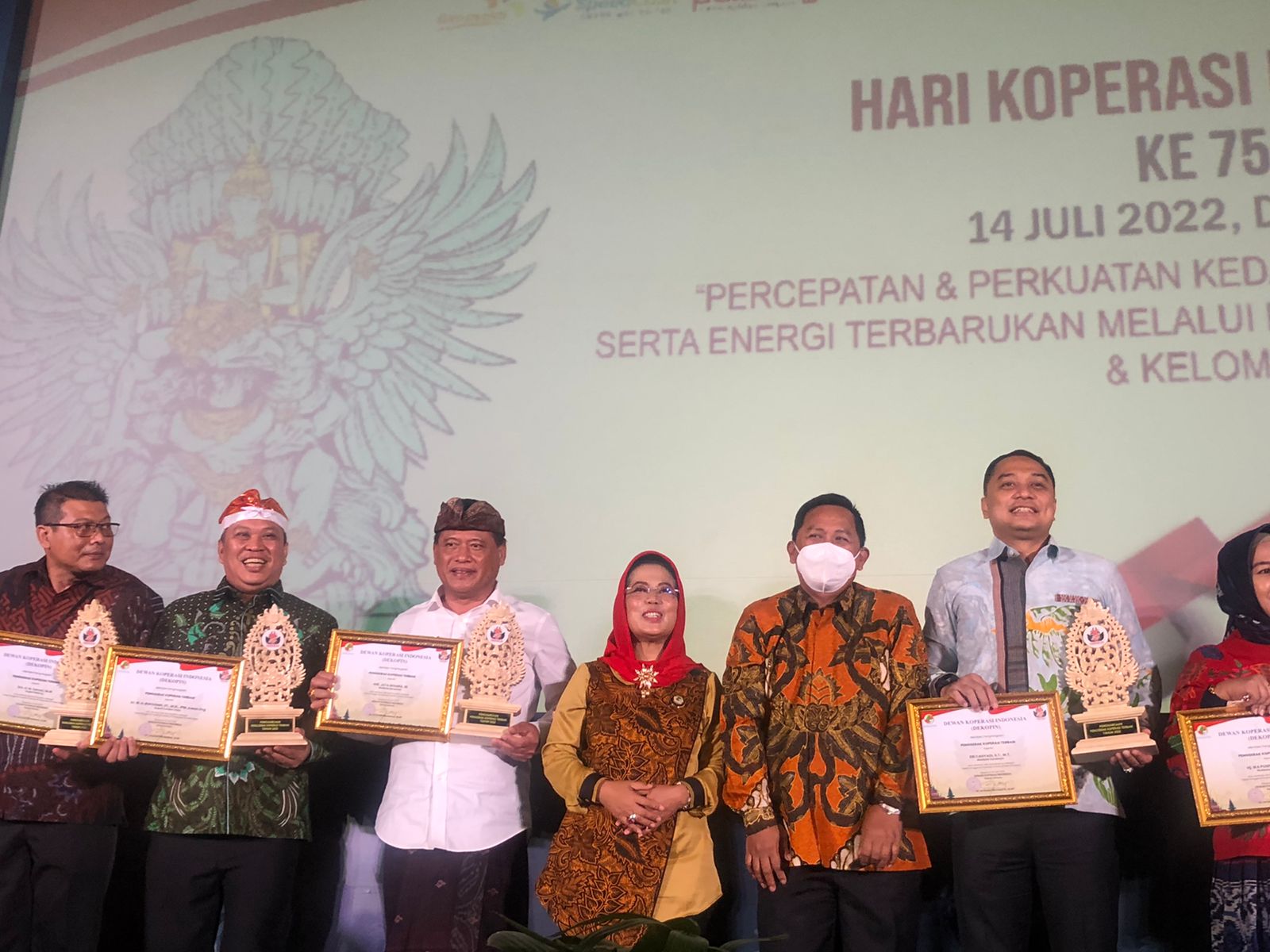 Harkopnas ke-75, Walikota Denpasar Jaya Negara Mendapatkan Penghargaan Penggerak Koperasi Terbaik