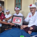 Wabup Bangli I Wayan Diar   Serahkan Bantuan Banten Upaksaksi  Pengabenan  Masal  Senilai Rp 156  Juta