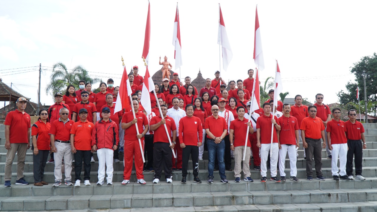 Semarak HUT RI ke 77, Bupati Sedana Arta Serahkan Bendera Merah Putih Secara Simbolis Kepada Camat Se Kabupaten Bangli