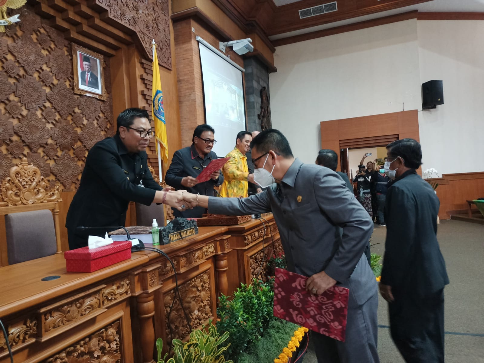 Wawali Arya Wibawa Sampaikan Rancangan Perubahan KUA dan PPAS 2022 dalam Rapat Paripurna ke-9 DPRD Denpasar